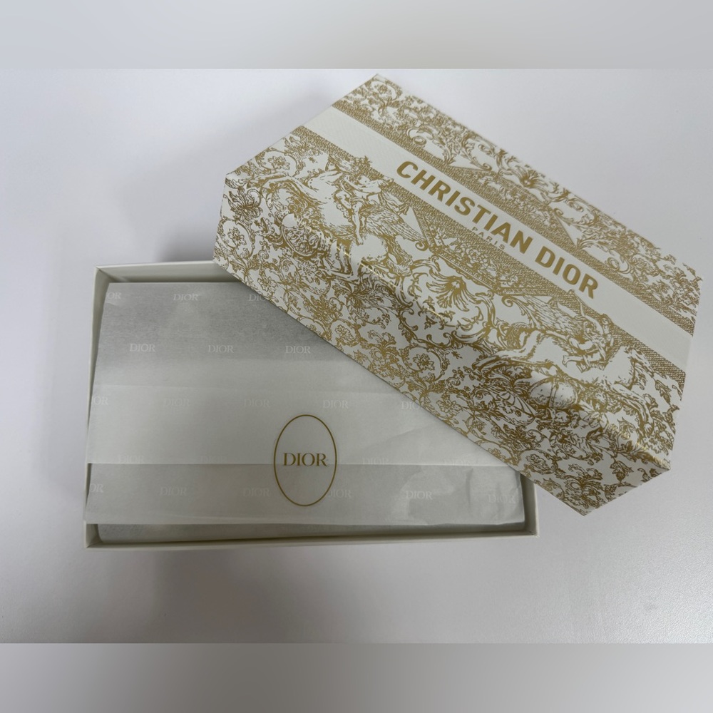 DIOR Medium Gold Foiled Gift Box - Picture 6 of 9